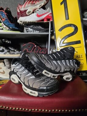 🔥 Nike Men's Size 11.5 Black Metallic Silver Gray Athletic Shoes